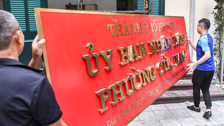 Hà Nội thay biển trụ sở phường mới, sẵn sàng vận hành chính quyền 2 cấp từ 1/7