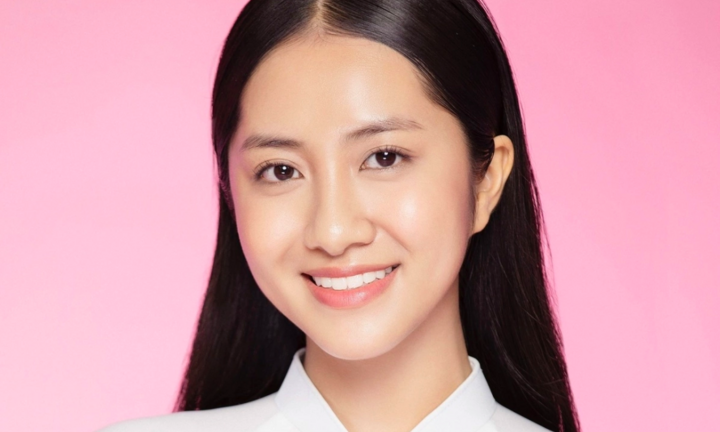 Tân Hoa hậu Hà Trúc Linh gây sốt với ảnh mặt mộc sau đăng quang