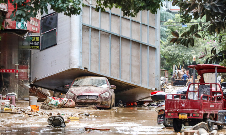 Trung Quốc ứng phó lũ khẩn cấp: 40.000 người sơ tán, 13 sông vượt mức báo động