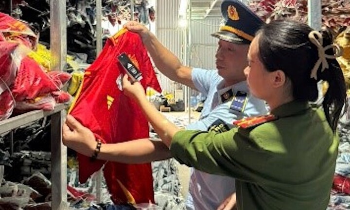 Khởi tố chủ kho hàng kinh doanh hơn 35.000 bộ quần áo giả mạo Nike, Adidas, Puma