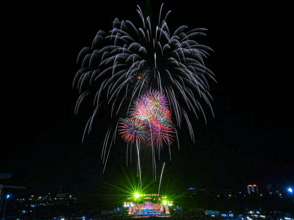 Biển người đội mưa xem màn bắn pháo hoa mừng ngày hợp nhất Hải Dương - Hải Phòng