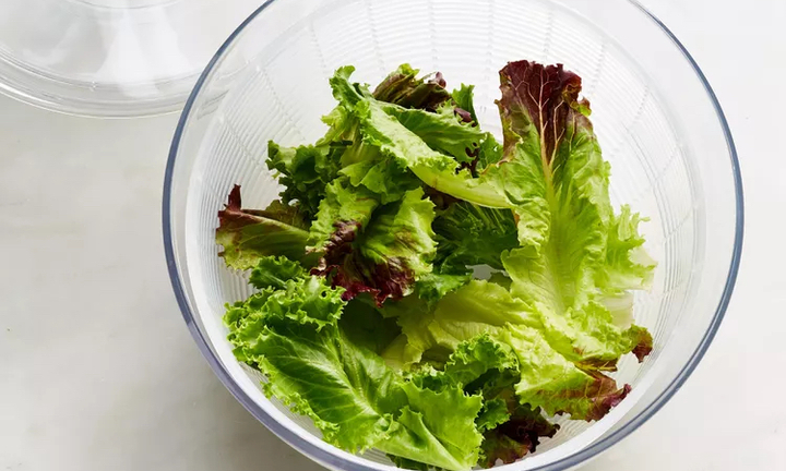 Rửa kỹ vẫn không hết ký sinh trùng, chuyên gia chỉ cách ăn rau sống an toàn nhất