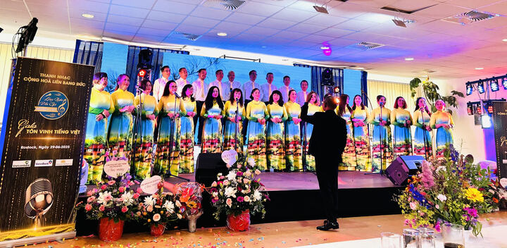 Gala tôn vinh tiếng Việt 'Lắng nghe biển gọi' Rostock 2025