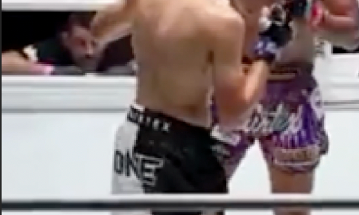 Bị đối thủ đánh tơi tả, cao thủ Muay Thái Lan cúi đầu xin lỗi