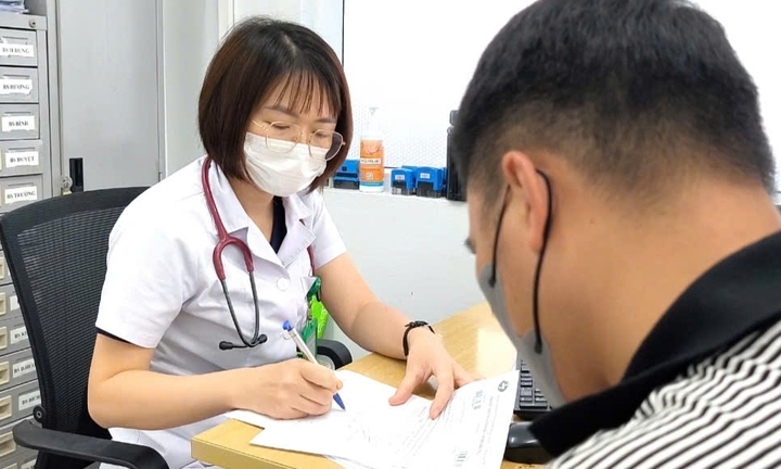 Thụt tháo chuẩn bị nội soi, bất ngờ phát hiện sán dài hơn 3 mét sống trong ruột