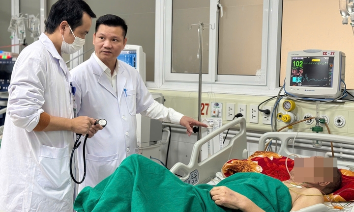 Không chờ đủ thủ tục, bác sĩ phẫu thuật khẩn cứu chàng trai 20 tuổi