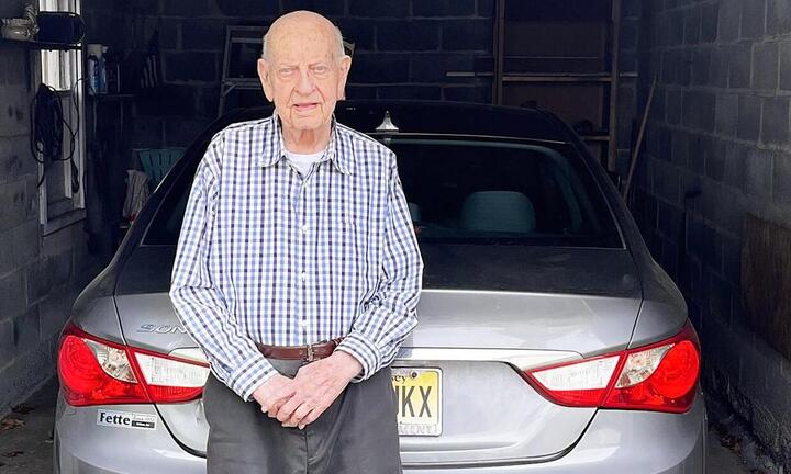 Cụ ông 111 tuổi vẫn lái ô tô mỗi ngày chia sẻ bí quyết sống lâu, sống khỏe