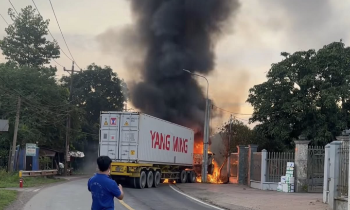 Xe container và xe ben bốc cháy dữ dội sau va chạm ở Đồng Nai