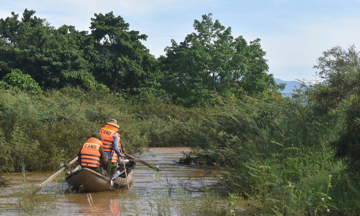 Băng qua dòng nước chảy xiết, người phụ nữ ở Quảng Ngãi bị cuốn rớt xuống cầu