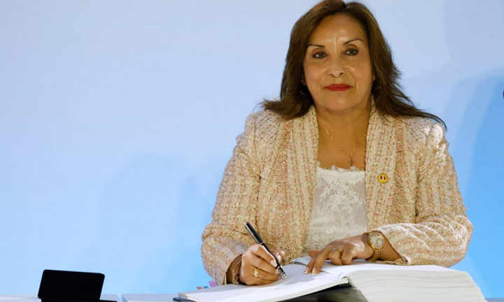 Tổng thống Peru tăng lương gấp đôi cho mình