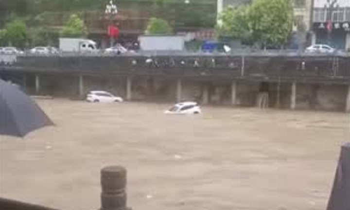 Khoảnh khắc ô tô bị lũ cuốn ở Trung Quốc 