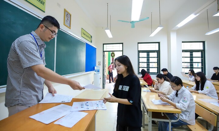 Lộ diện 21 thủ khoa thi vào lớp 10 Hà Nội 2025