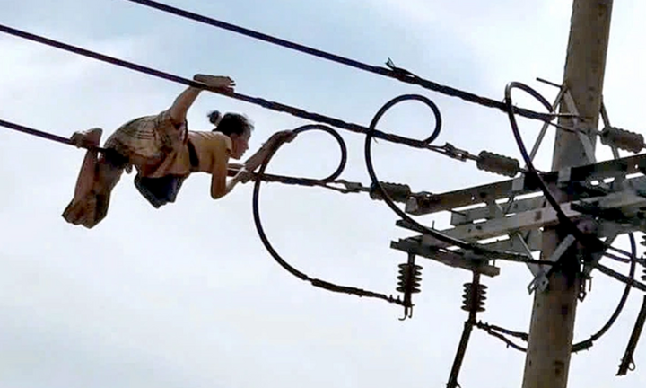 Đi thăng bằng trên dây điện, người phụ nữ ở TP.HCM rơi xuống đất tử vong