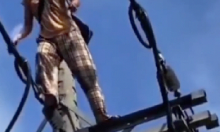 Hoảng hốt cảnh người phụ nữ đi trên dây điện, rơi xuống đất bất tỉnh