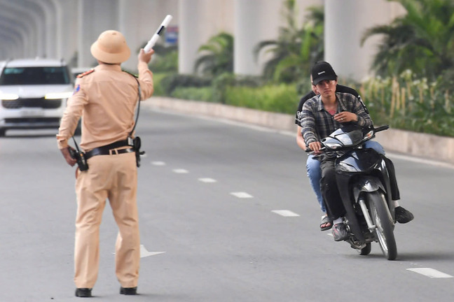 Hàng dài xe máy cố tình lấn làn ô tô trong ngày đầu phân làn đường Phạm Văn Đồng