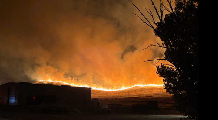 Mỹ: Cháy rừng bùng phát dữ dội ở California, cấp tốc sơ tán 200 người