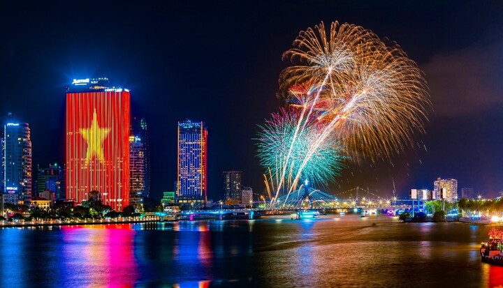 Trải nghiệm pháo hoa đỉnh cao ở khách sạn Courtyard by Marriott Danang Han River