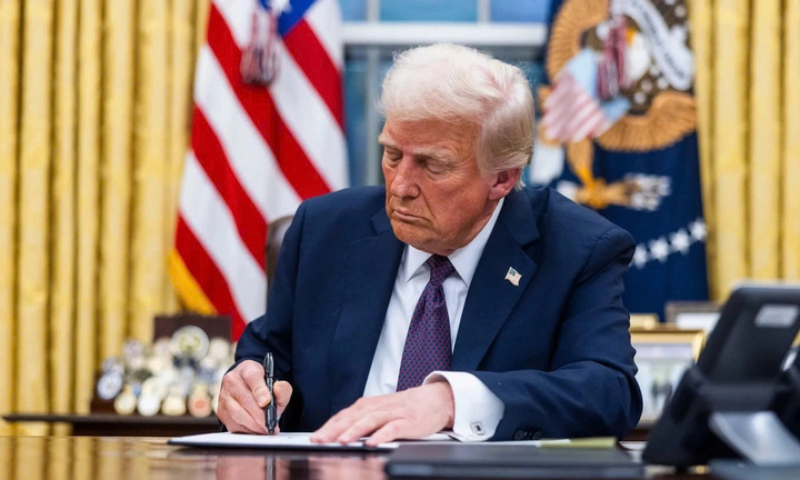 Ông Trump ký ban hành dự luật 'Lớn và Đẹp'