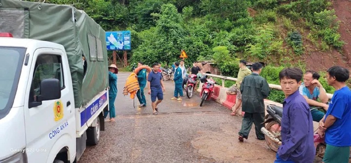 Bé trai 8 tuổi bị cuốn trôi, hàng trăm người nỗ lực tìm kiếm