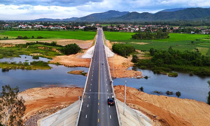 Cận cảnh cung đường băng núi tại Gia Lai trước ngày khánh thành