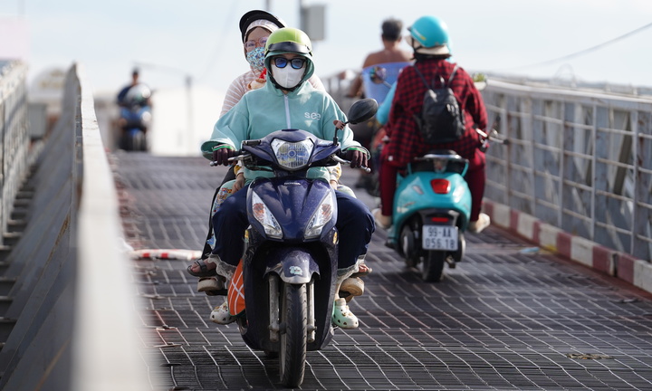 Nín thở đi qua hai cầu sắt hơn 50 tuổi xuống cấp ở cửa ngõ TP.HCM