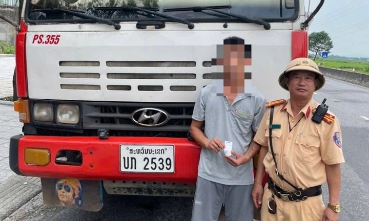 Phát hiện tài xế ô tô đầu kéo biển số Lào dương tính ma tuý