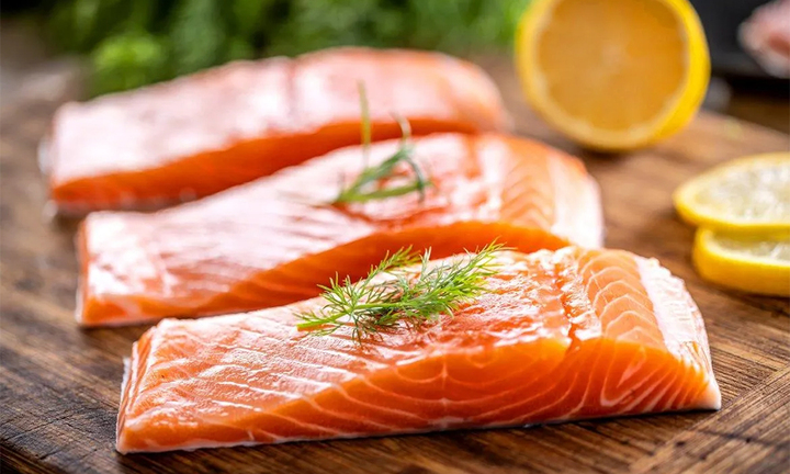 Cách rã đông cá hồi để ăn sống chuẩn nhất