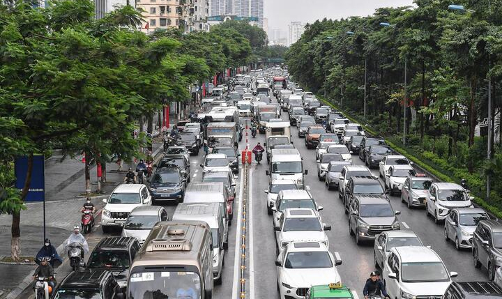 Xe máy 'bất lực' bị ô tô chèn ép trên làn đường hỗn hợp