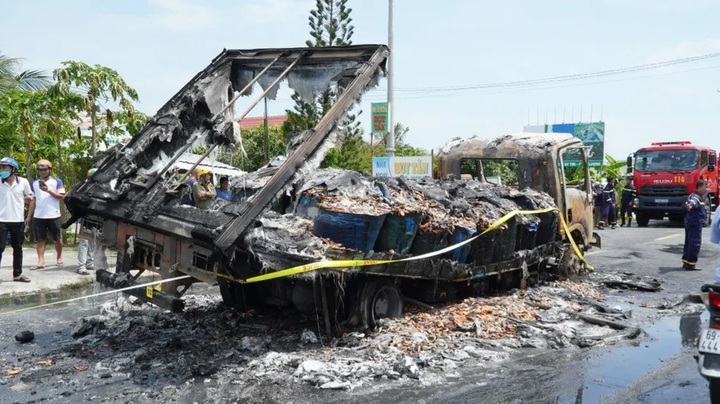 Xe tải chở tôm đâm xe máy rồi bốc cháy, 2 người tử vong ở Cà Mau