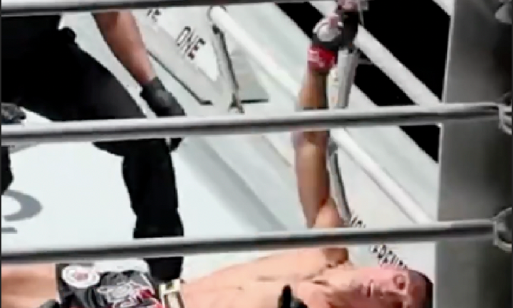 Tung tuyệt chiêu đòn chỏ, võ sĩ Thái Lan hạ knock-out đối thủ