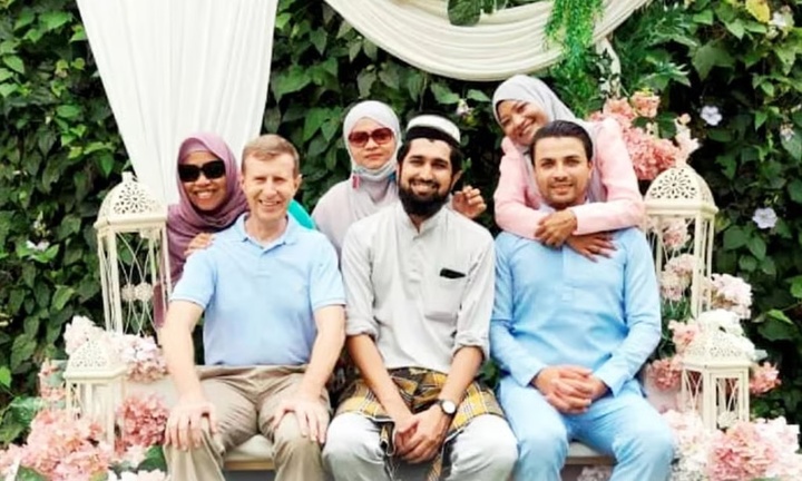 3 chị em lấy chồng Tây đến từ 3 nước, cả gia đình 'nói chuyện' bằng chỉ trỏ