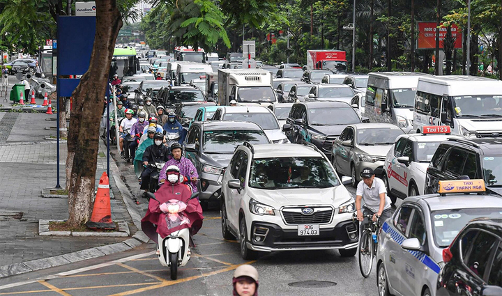 Phân làn cứng ở Hà Nội quá ưu ái ô tô, sao không có làn riêng cho xe máy?