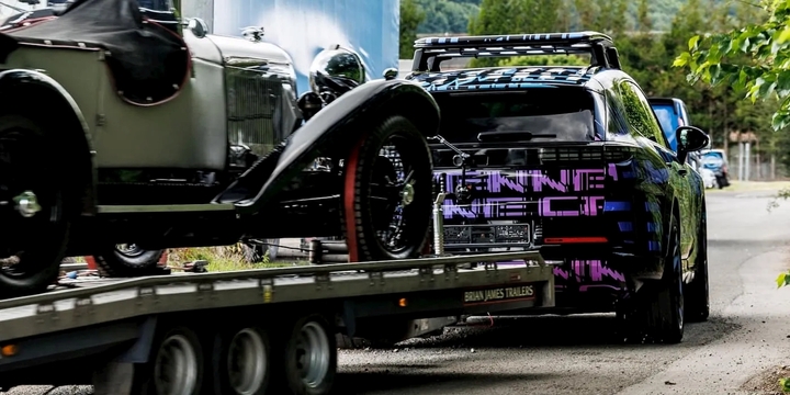 Porsche Cayenne EV lập kỷ lục, phô diễn sức mạnh trước ngày ra mắt