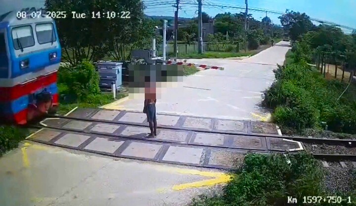 Người đàn ông đứng giữa đường ray bị tàu hỏa tông tử vong