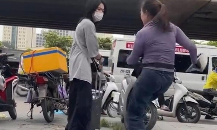 Người bán trà đá đuổi cô gái đứng trên vỉa hè Hà Nội bị phạt 2,5 triệu