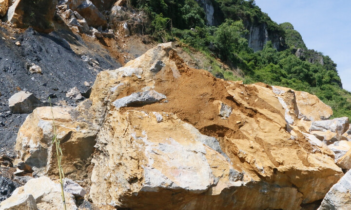 Cảnh tượng kinh hoàng ở Ninh Bình, nghìn khối đá ụp xuống sau tiếng nổ như bom