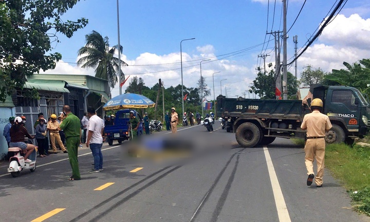 Xe máy va chạm xe tải, 2 mẹ con tử vong thương tâm ở TP.HCM