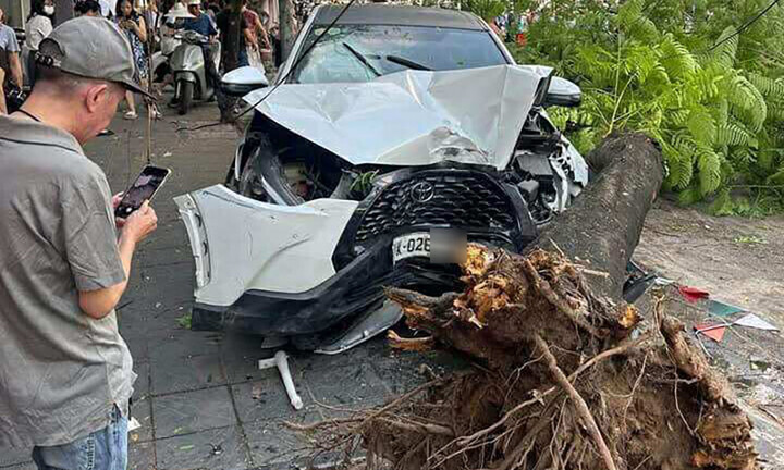 Ô tô tông loạt xe máy ở Hà Nội, 6 người bị thương