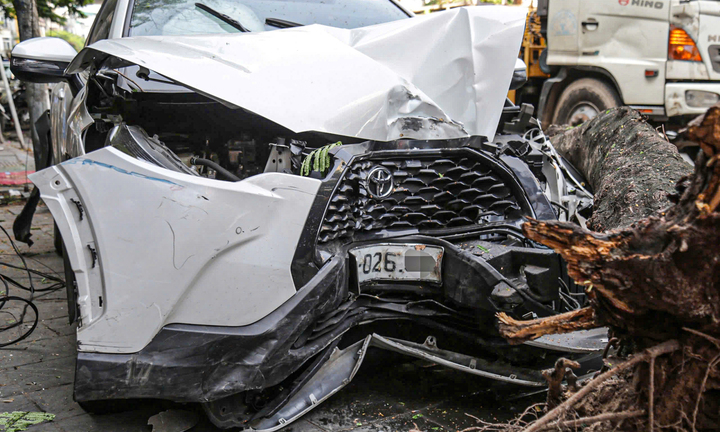 Tai nạn liên hoàn ở Hà Nội: Ô tô lao như tên bắn, nạn nhân bị đâm văng 3m
