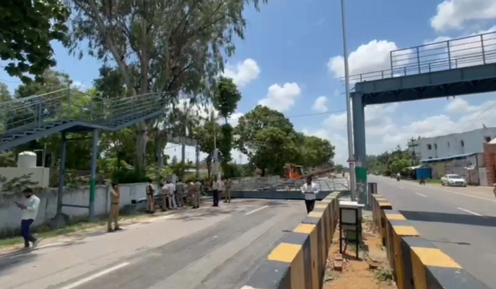 Khoảnh khắc xe đầu kéo đâm sập cầu vượt ở Ấn Độ