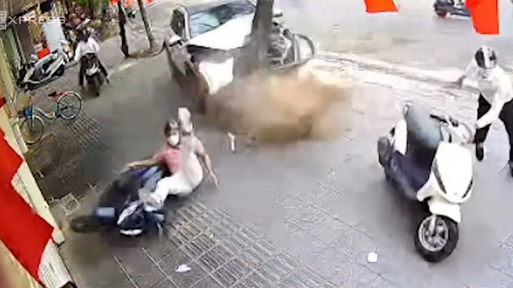 Toàn cảnh vụ ô tô tông loạt xe máy trên phố Hà Nội