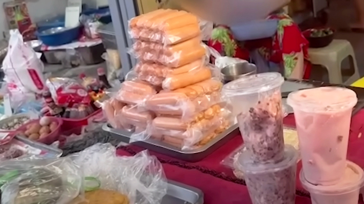 Xúc xích không nhãn bán tràn lan ngoài chợ, bị kiểm tra lại nói 'hàng nhà làm để ăn'