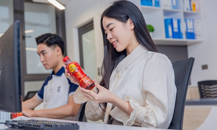 Người trẻ chia sẻ đồ uống giúp hạ nhiệt deadline để tươi mát tận hưởng công việc