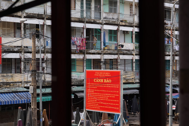 Sống thấp thỏm trong chung cư 'chờ sập' giữa lòng TP.HCM