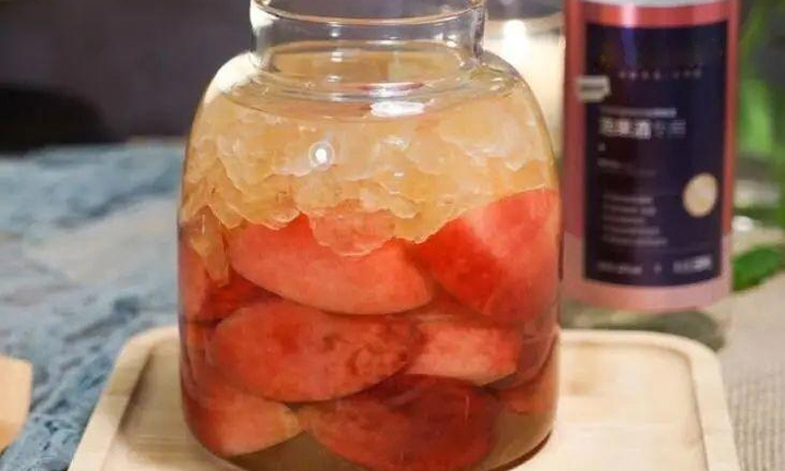 Mùa đào chín, thử học cách làm rượu đào thơm ngon, tốt cho sức khỏe