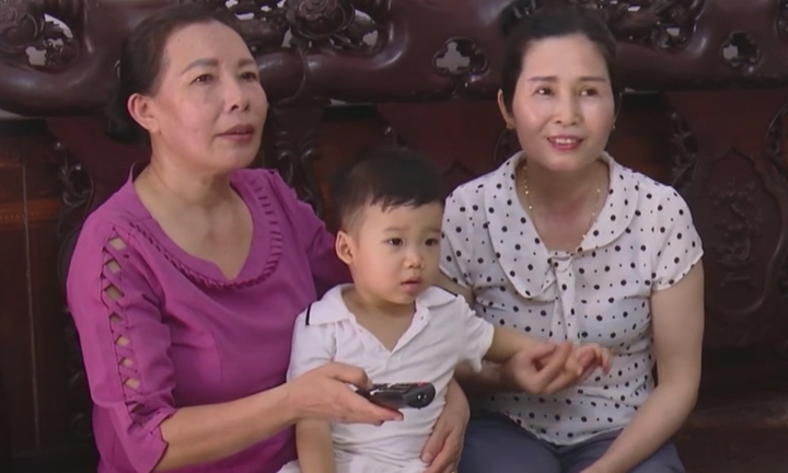 Làm cha mẹ ở tuổi U60 sau hơn 3 thập kỷ đợi chờ