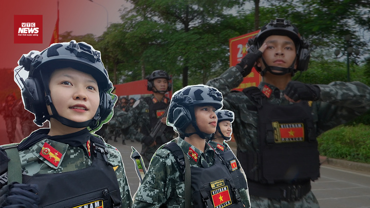 Cảnh sát đặc nhiệm lên đồ 'siêu ngầu', toàn khối công an hợp luyện đều tăm tắp