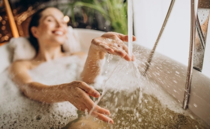 Mùa hè nên tắm nước nóng hay lạnh?