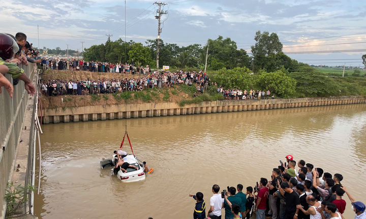 Ô tô tông 2 xe máy rồi lao xuống sông ở Nghệ An: 2 nạn nhân tử vong