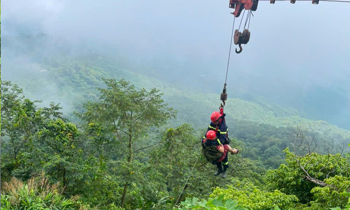 Dùng xe cẩu cứu hai người đi xe máy lao xuống vực ở Vườn Quốc gia Ba Vì